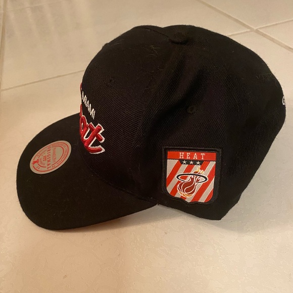NWT! OFFICIALLY LICENSED NBA MIAMI HEAT TEAM SNAPBACK - Picture 2 of 4